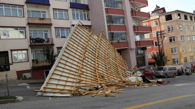Giresun'da şiddetli rüzgar nedeniyle çatılar uçtu, motosiklet sürücüsü uçan çatının altında kaldı