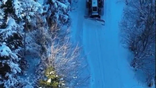 Giresun'da yayla yollarındaki karla mücadele çalışmaları dronla görüntülendi
