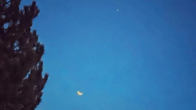 Gökyüzünde ay ile yıldızın duygulandıran buluşması