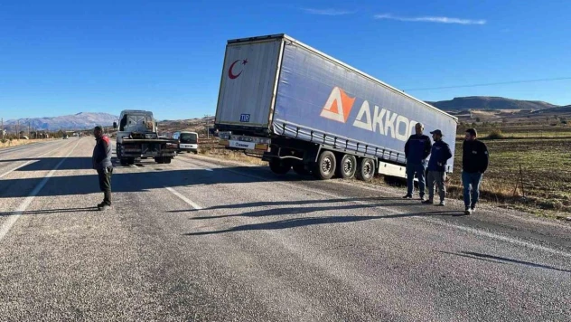 Gölbaşı'nda tır yoldan çıktı: 1 yaralı