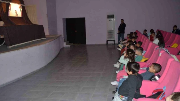 Gölge oyunu miniklerden büyük ilgi gördü