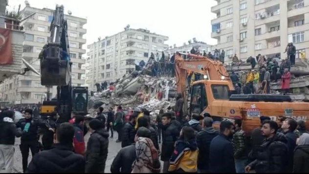 Gördüğü rüya üzerine ailesinin vefat ettiğini anlayan acılı baba, depremde eşini ve 4 evladını kaybetti