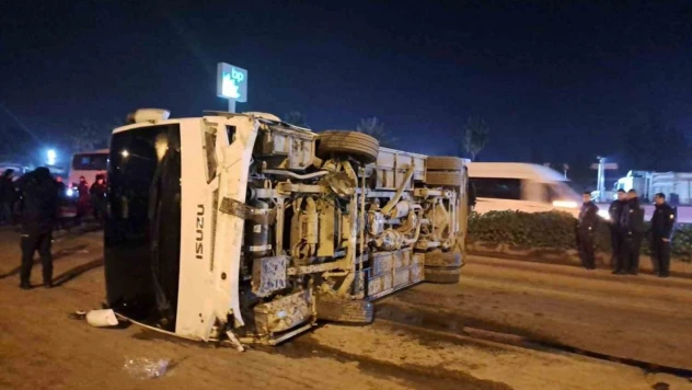 Göreve giden polisleri taşıyan midibüs devrildi, 25 polis hafif şekilde yaralandı