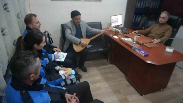 Görme engelli öğretmen polisler için bağlama çaldı