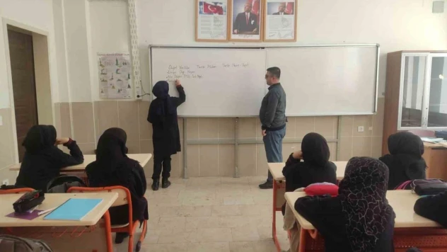 Görme engelli Serkan öğretmen öğrencilerine ışık oluyor