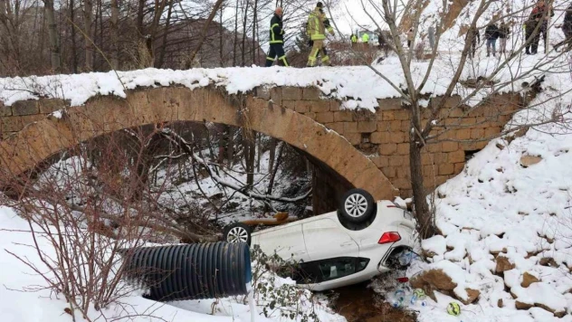 Gümüşhane'de otomobil köprüden uçtu: 2 yaralı