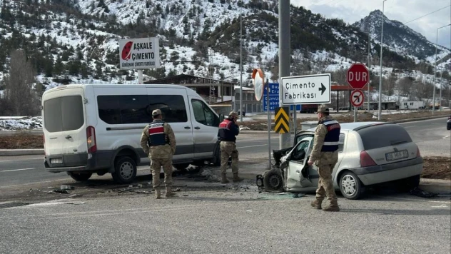 Gümüşhane'de otomobille servis minibüsü çarpıştı: 4 yaralı