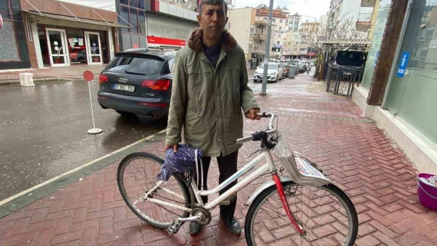 Gündüzleri bisikletle gazete dağıtıyor, akşamları mitingle seçime hazırlanıyor