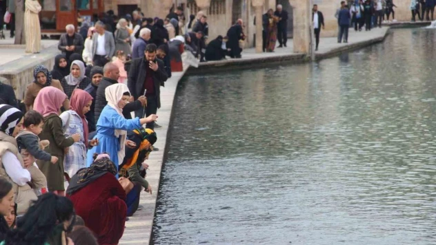 Güneşli havayı fırsat bilenler Balıklıgöl'e akın etti