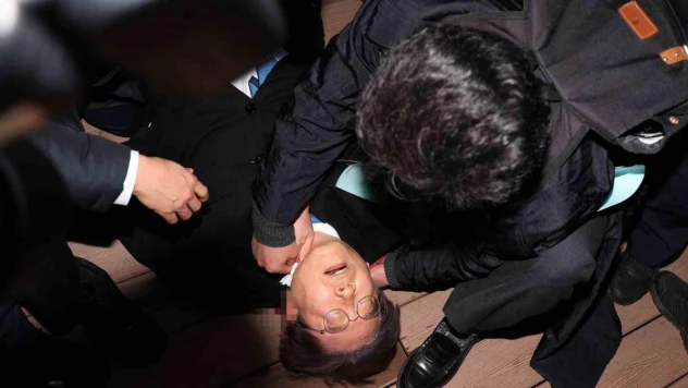 Güney Kore'de boynundan bıçaklanan ana muhalefet lideri ameliyat oldu