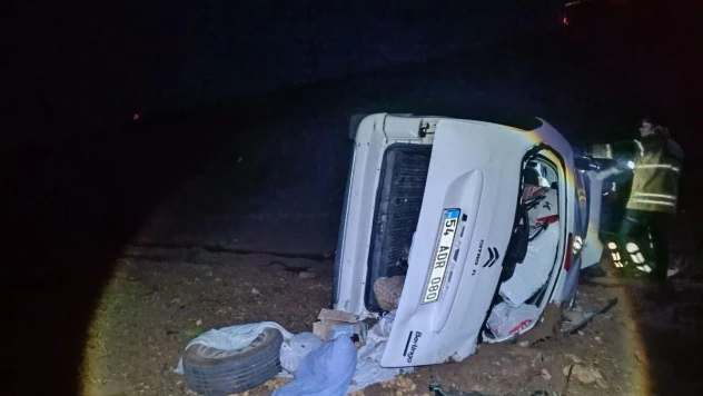 Hafif ticari araç şarampole devrildi: 6 yaralı