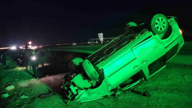 Hafif ticari araç takla attı: 2 yaralı