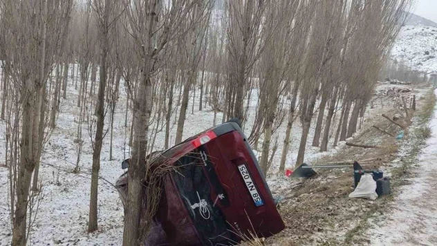 Hafif ticari araç yan yattı: 6 kişi yaralandı