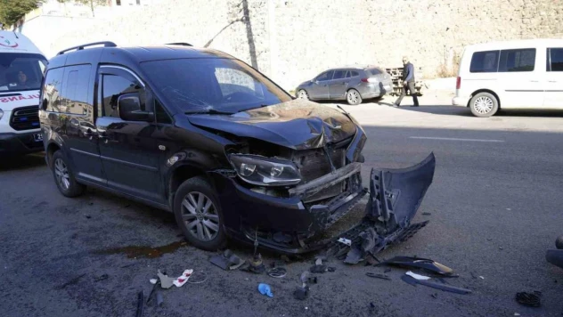 Hafif ticari araçla kafa kafaya çarpışan motorlu kurye yaralandı