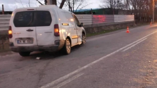 Hafif ticari araçla otomobil çarpıştı, 2 kişi yaralandı