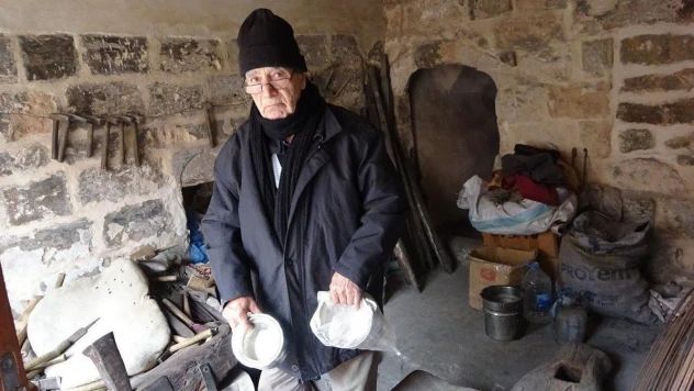 Hafız usta, Kur'an okuyarak bakırcılık yapıyor