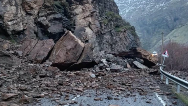 Hakkari Çukurca yolunda heyelan, yol ulaşıma kapandı