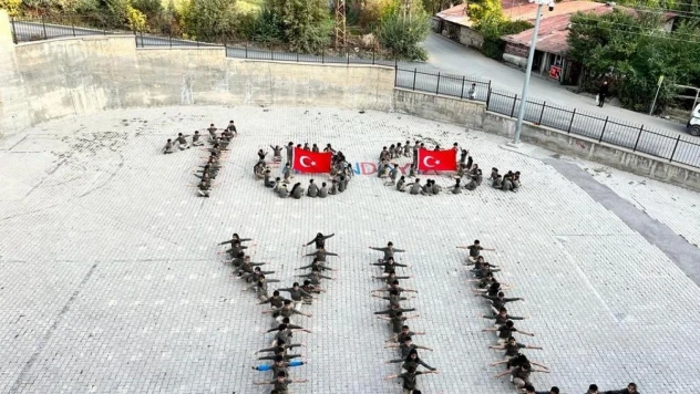 Hakkari'de '100. Yıl' ve 'ay yıldız' koreografisi oluşturuldu