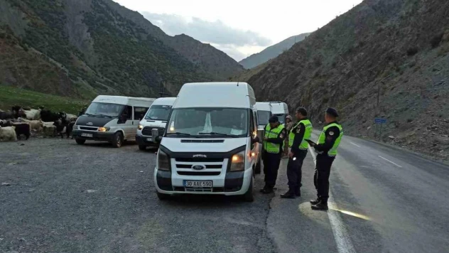 Hakkari'de jandarma 704 okul servisi aracı denetledi