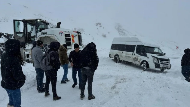 Hakkari'de karla mücadele çalışması devam ediyor