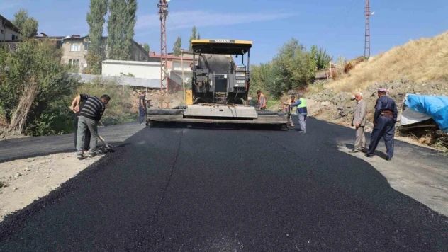 Hakkari'de yol asfaltlama çalışmaları devam ediyor