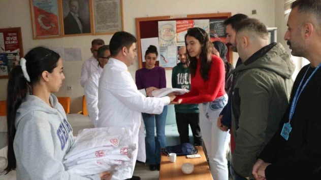 Hakkari'deki öğretmenlere beyaz önlük teslim edildi