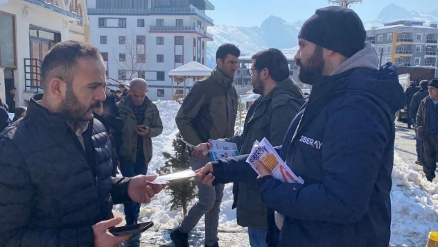 Hakkari polisi 'Siberay' bilgilendirme broşürü dağıttı