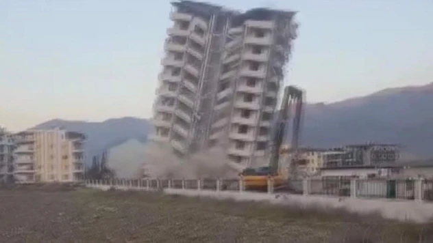 Halatla çekilen 11 katlı binanın kağıt gibi yerle bir olduğu anlar kamerada