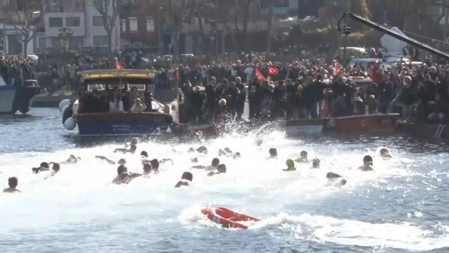 Haliç'te denizden haç çıkarma töreni gerçekleştirildi