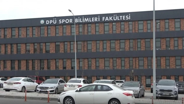 Halil Umut Meler'in mezun olduğu üniversitenin öğrencileri, yumruklu saldırıyı kınadı