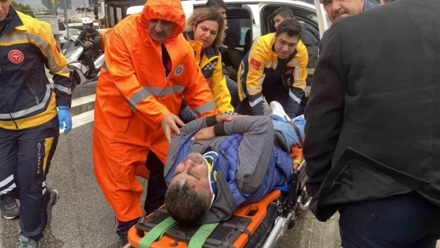 Halk otobüsüyle hafif ticari araç çarpıştı, sıkışan sürücüyü ekipler çıkardı