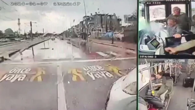 Halk otobüsüyle hafif ticari aracın çarpışma anı kamerada