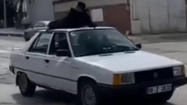 Hareket halindeki otonun tavanındaki yolculuk kötü bitti