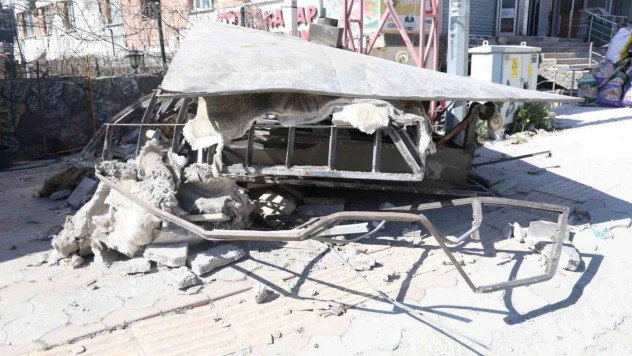 Hasarlı binadan vinçle çıkarılmak istenen fırın yere çakıldı: O anlar kamerada