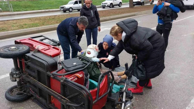 Hasta taşıyan 3 tekerlekli bisiklet ambulansla çarpıştı: Hasta ve eşi yaralandı