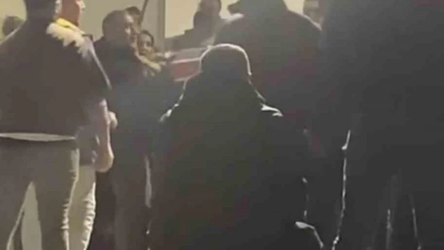 Hastane kapısında birbirlerine girdiler