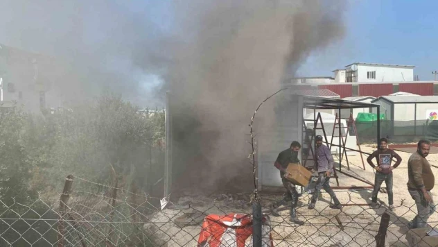 Hatay'da 2 konteyner yandı