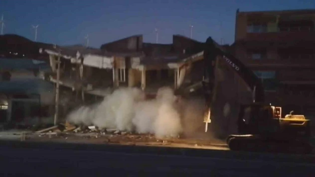 Hatay'da 4 katlı bina korna sesiyle yıkıldı