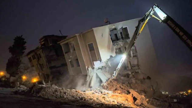 Hatay'da 5 katlı okul, iş makinasının dokunuşuyla yerle bir oldu