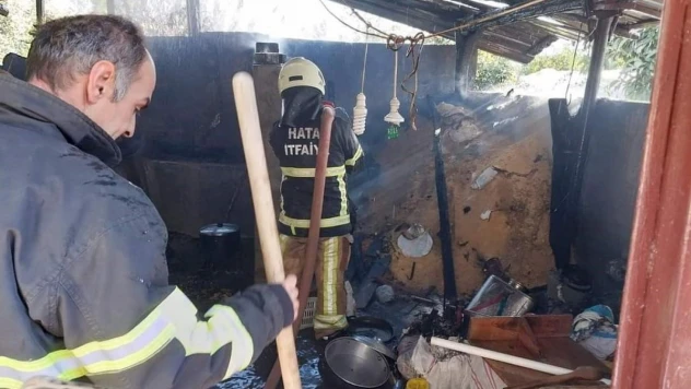 Hatay'da ahırda samanlık yanarak kül oldu