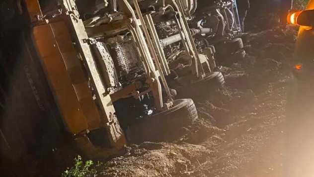 Hatay'da beton taşıyan kamyon devrildi