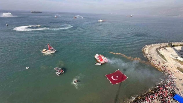 Hatay'da Cumhuriyet'in 100. yılında denizde 123 metre Türk bayrağı açıldı