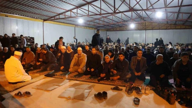 Hatay'da eller çadır mescitte semaya açıldı