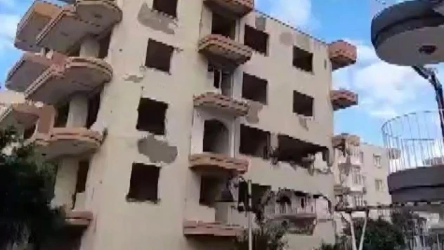 Hatay'da kontrollü yıkılan 5 katlı bina kağıt gibi yerle bir oldu
