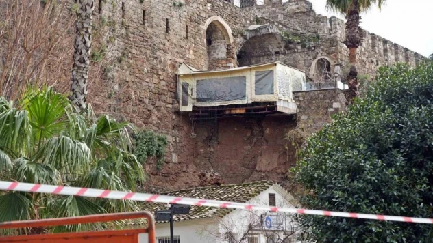 Hayatı felç eden sağanak tarihi surları da yıktı