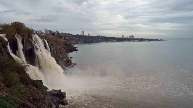 Hayatı felç eden yağış sonrası dünyaca ünlü şelale çamur çağladı