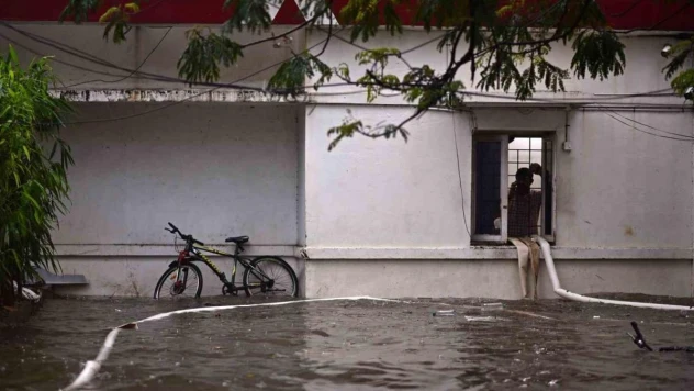 Hindistan'daki selde 5 kişi öldü, araçlar sel sularına kapıldı