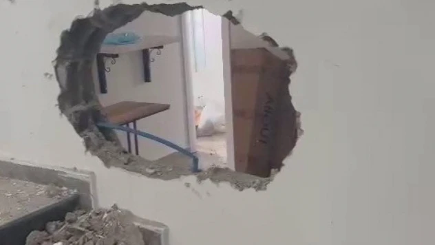 Hırsızlar duvarı delip içeriye girdi