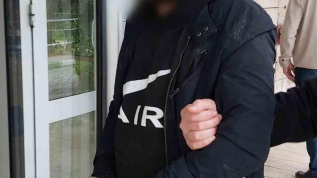 Hırsızlık yaptığı evin bitişiğini de soymaya kalkınca yakalandı