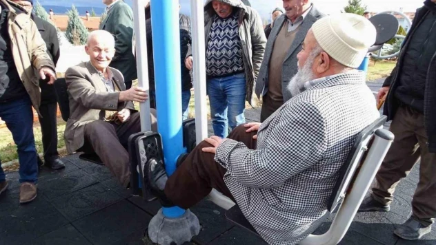 Hisarcık'ta yaşlıların açık havada spor keyfi